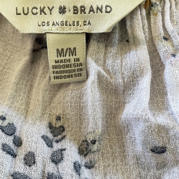 Lucky Brand medium peasant blouse with keyhole front and 3 button closure. - Picture 6 of 9